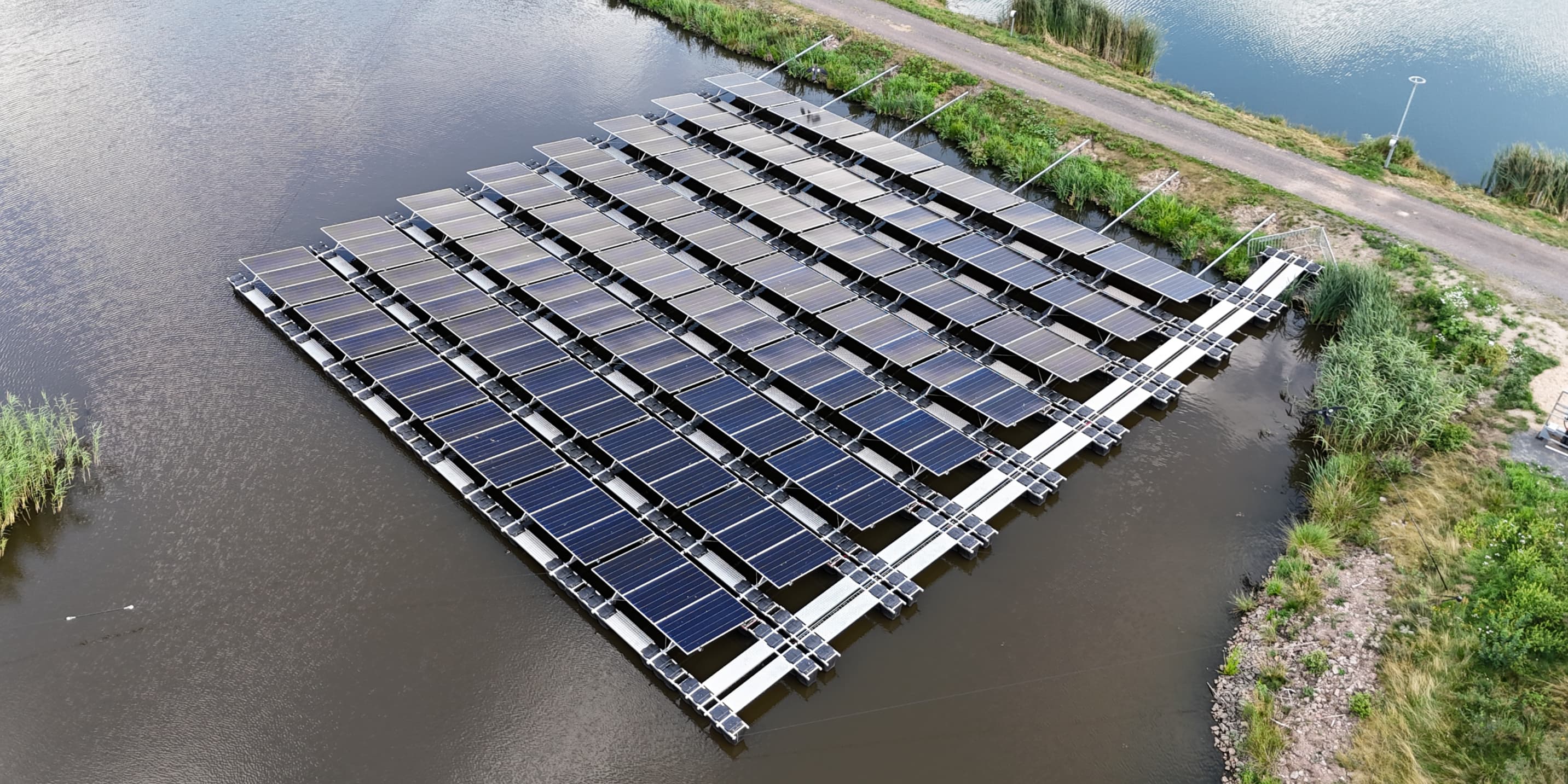 Flytande solcellsanläggning på lakvattendamm i Jönköping — drönarbild