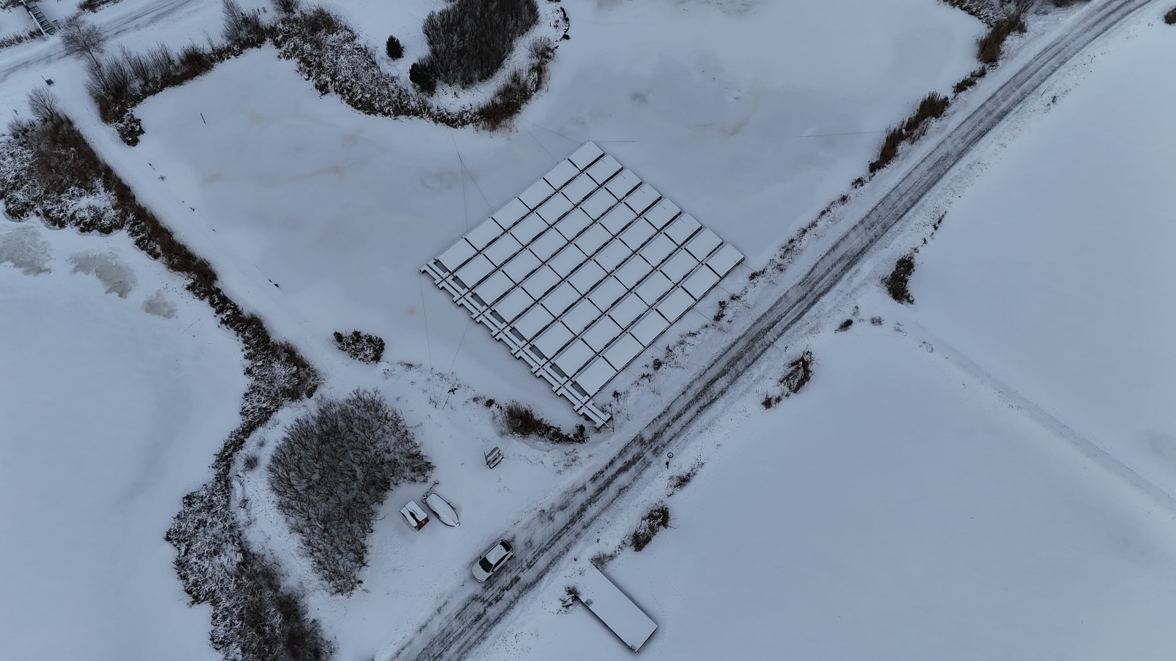 Flytande solcellsanläggning i Jönköping under vinterförhållanden